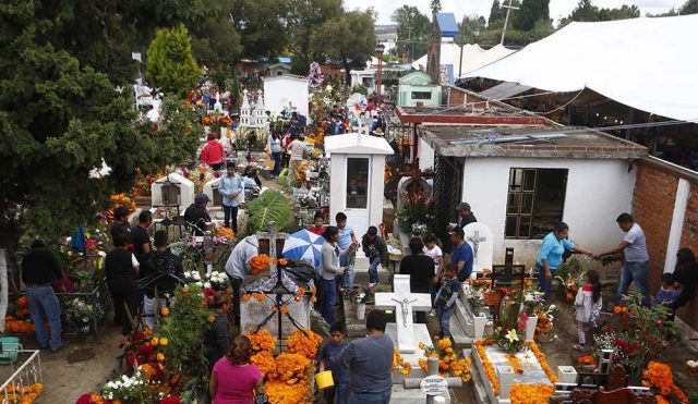 Fieles a la cita con sus difuntos, poblanos abarrotan panteones