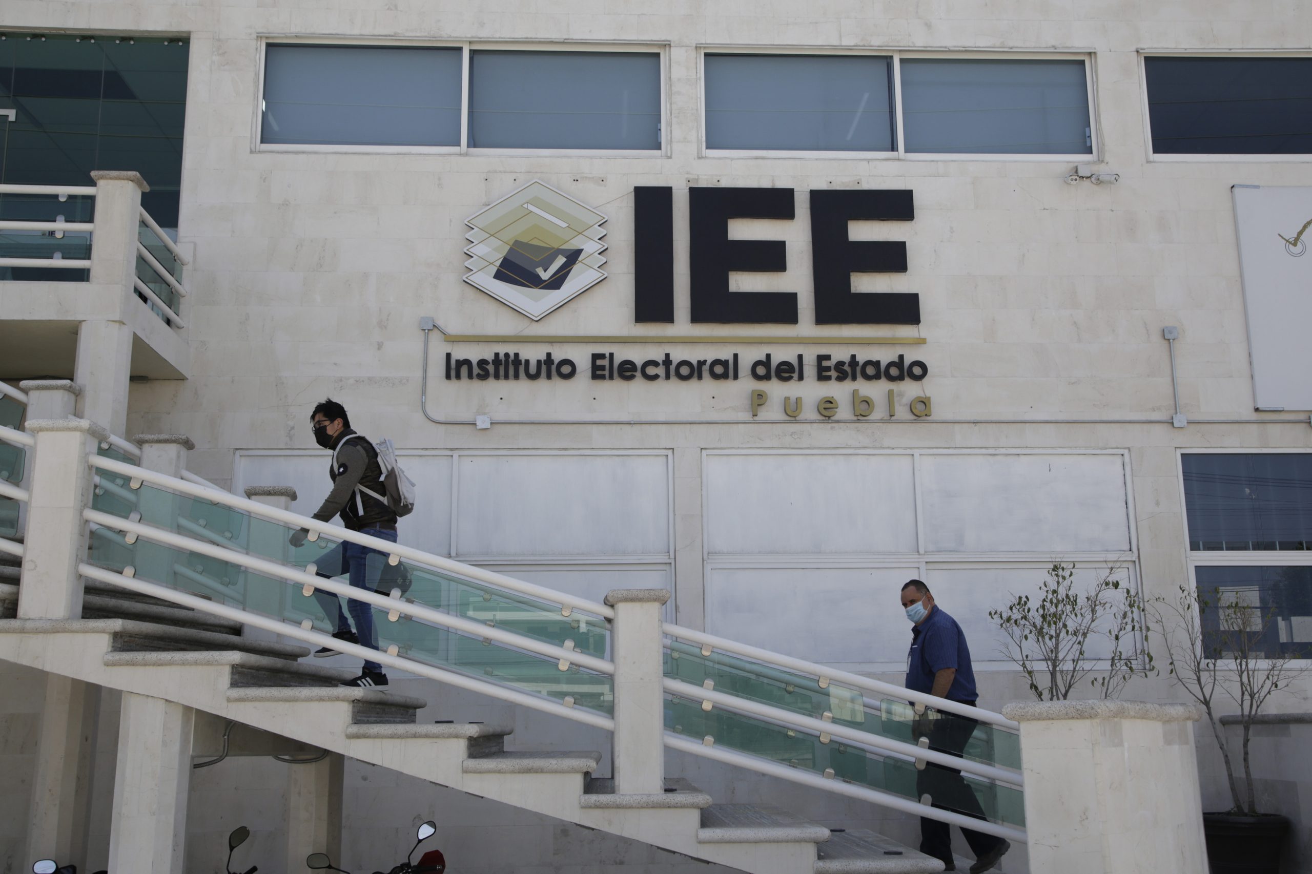 Trabajadores del IEE acusan presión para marchar en defensa del INE