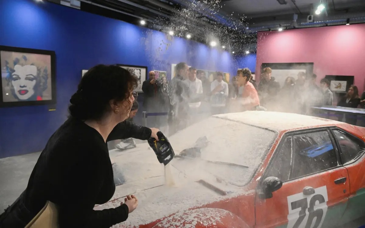 Activistas lanzan harina a obra de Andy Warhol en Milán