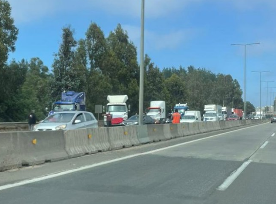 Camioneros de Valparaíso se sumaron al Paro Nacional bloqueando la Ruta 68, mientras ministro de Transporte espera «que se acabe lo más pronto posible»