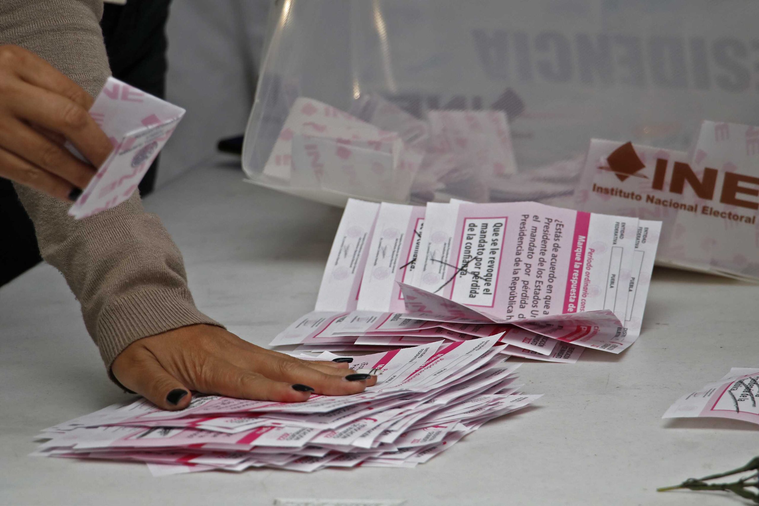 Mayoría de mexicanos respalda Reforma Electoral de AMLO, revela encuesta del INE