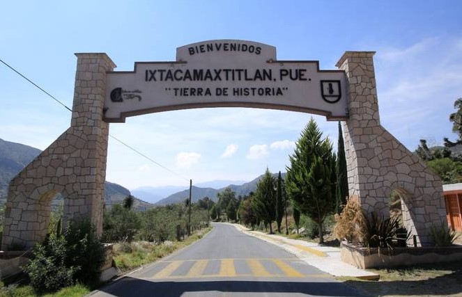 Pobladores de Ixtacamaxtitlán acusan presión de minera por su proyecto