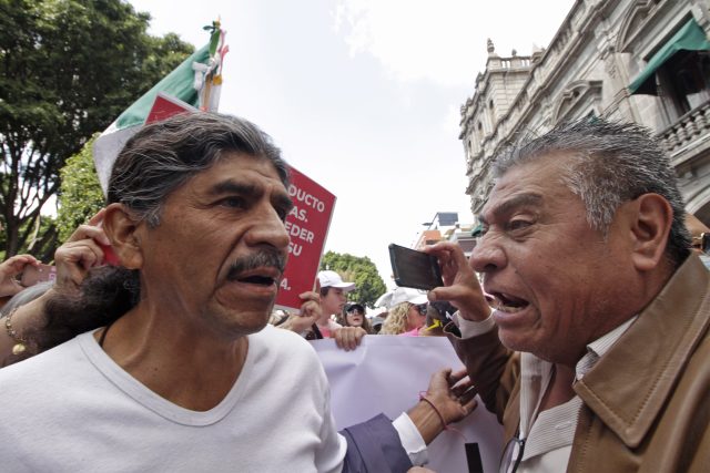 Termina en confrontación marcha contra reforma electoral en Puebla