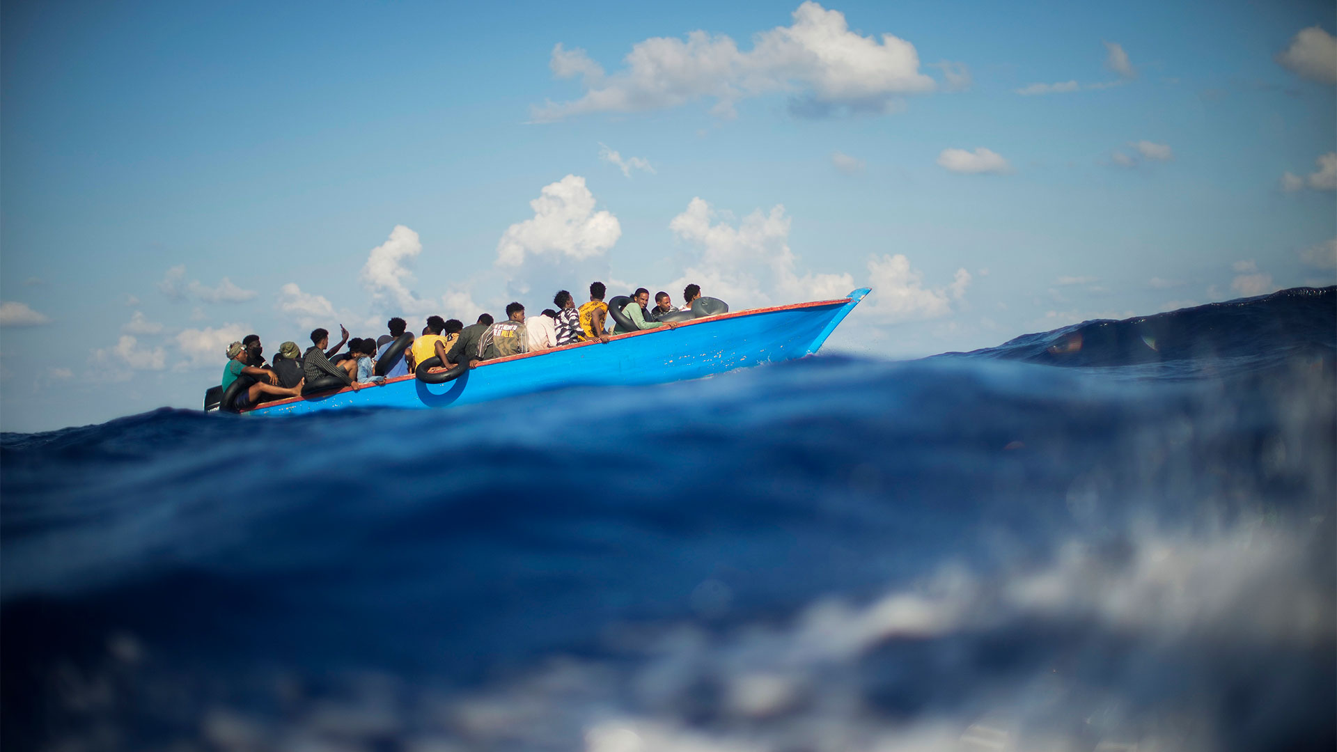 Niña separada de sus padres al viajar en barco de migrantes sufre shock emocional