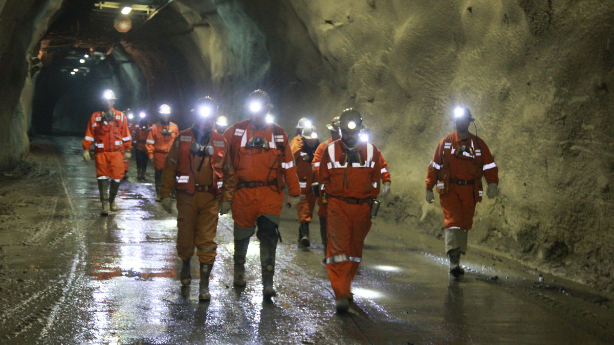 Trabajadores subcontratados de Chuquicamata se toman acceso a faenas mineras de Codelco