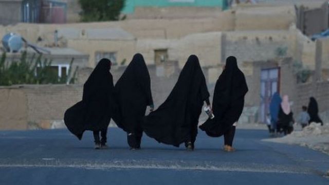 Talibanes prohíben a las mujeres entrar a parques y ferias de atracciones
