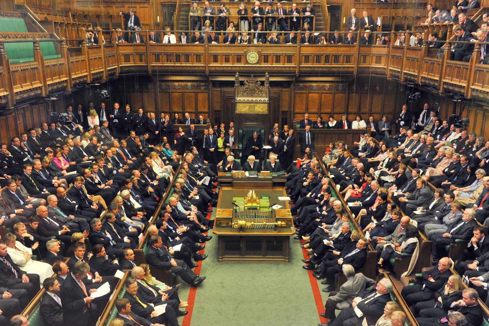 Parlamento británico planea expulsar a parlamentarios involucrados en escándalos sexuales