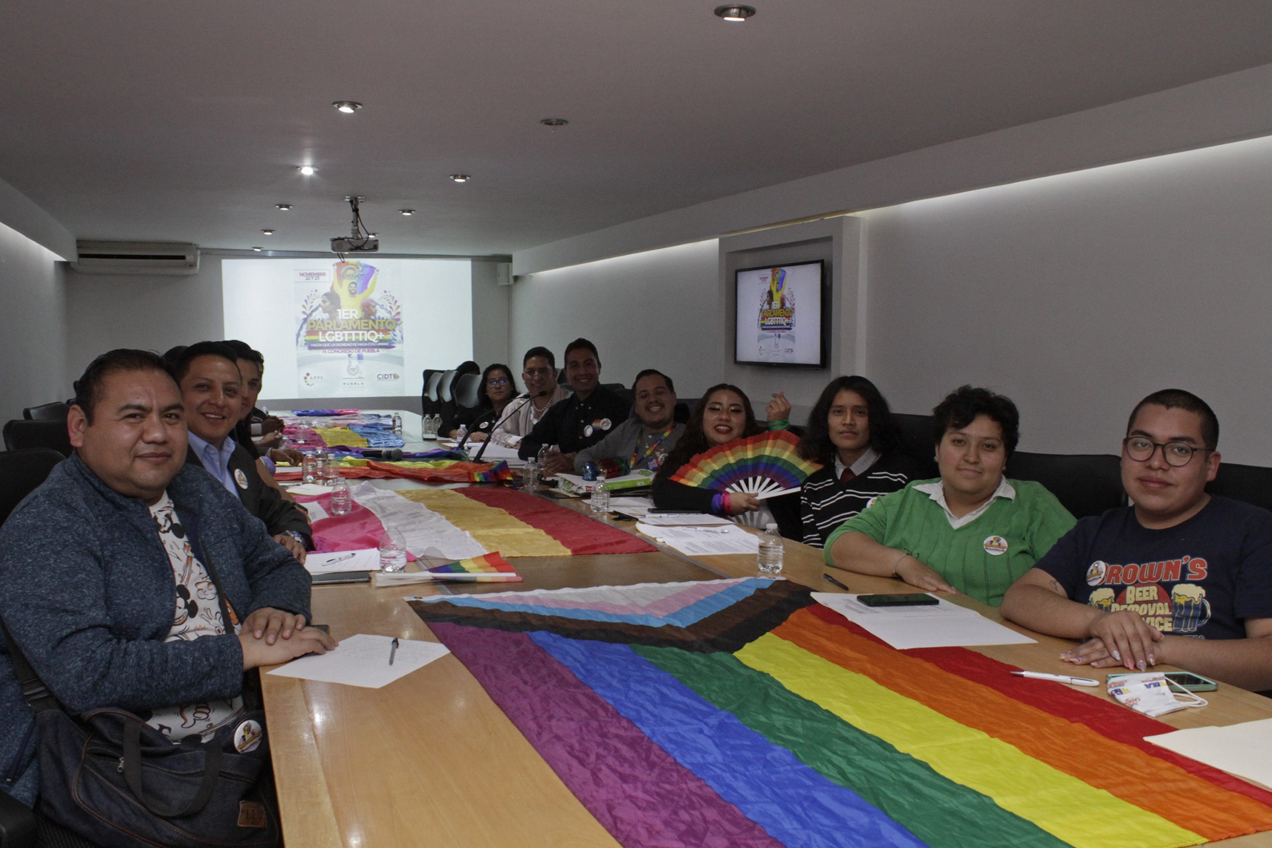Primer parlamento LGBT+ debate iniciativas para su comunidad