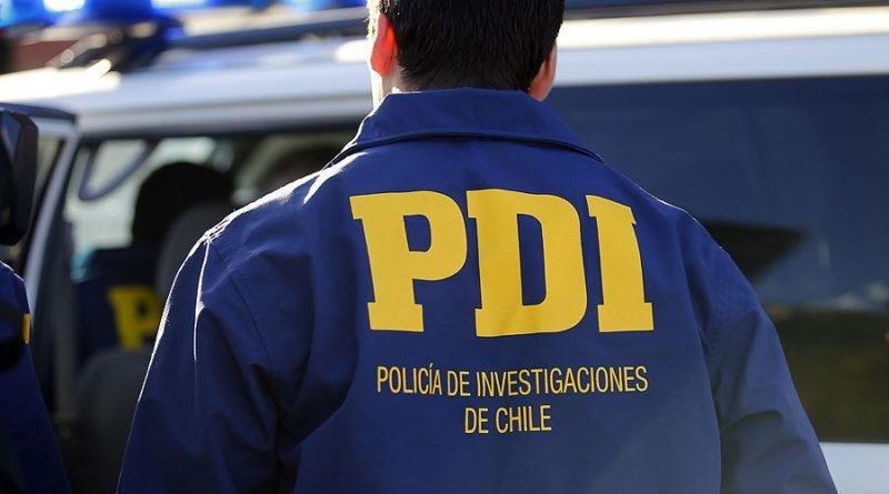 Encuentran a un joven muerto en plena vía en Santiago Centro: Tiene impacto de bala en la cabeza