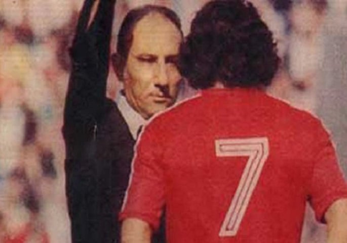 Historias de fútbol: La primera tarjeta roja en un mundial fue para un jugador de Chile