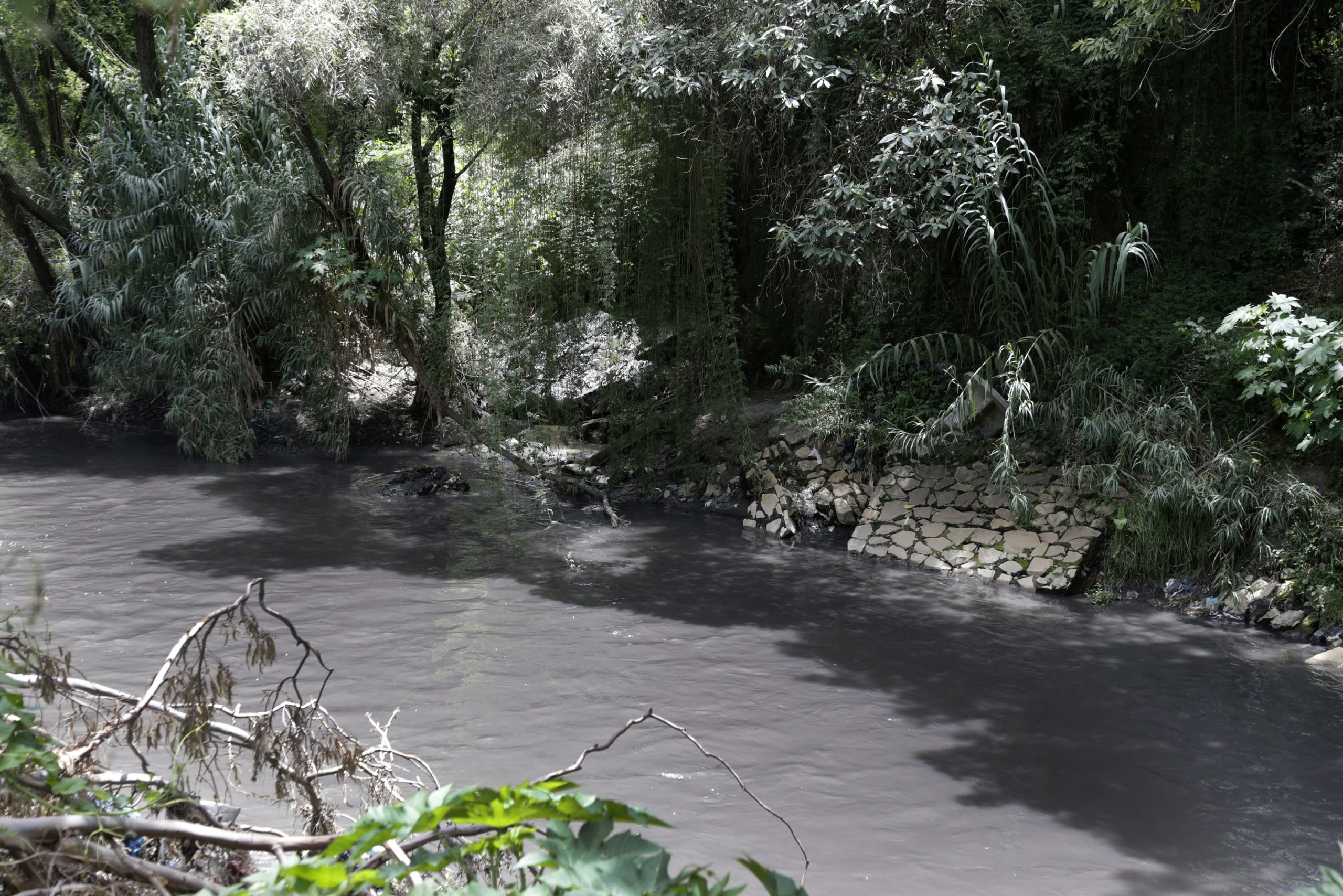 Sancionarían a 10 mil empresas poblanas por contaminar el río Atoyac