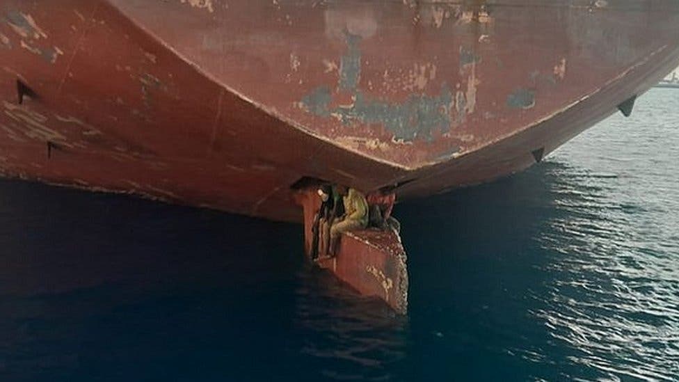 Rescatan a migrantes que viajaron 11 días en el timón de un buque petrolero para llegar a España