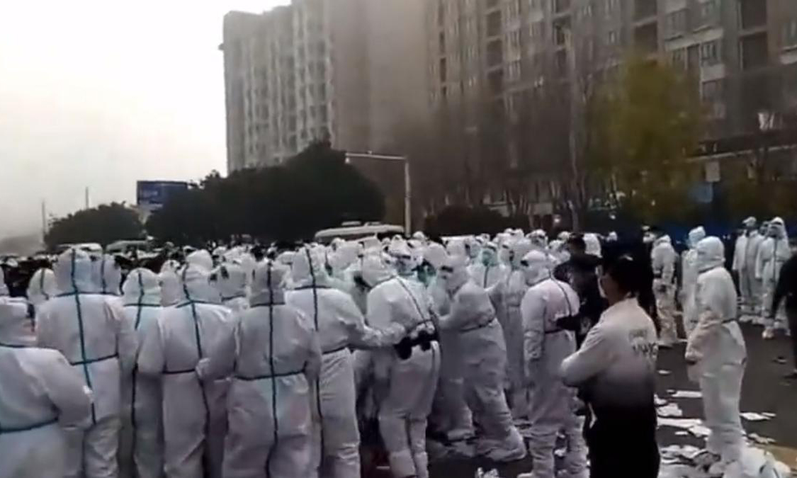 Trabajadores de la fábrica de Iphone en China se enfrentan a la policía durante protesta