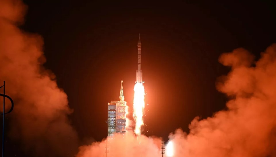 Nave china Shenzhou-15 se acopla al módulo central de la estación espacial