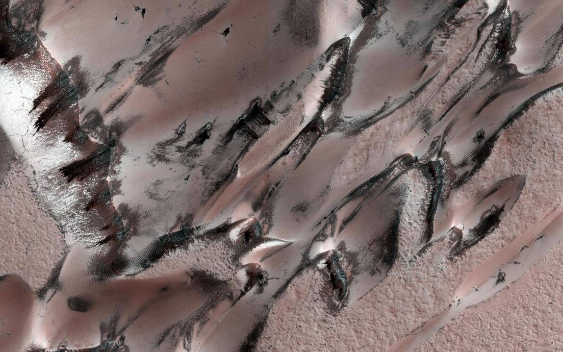Revelan imágenes de los hipnotizantes paisajes invernales de Marte