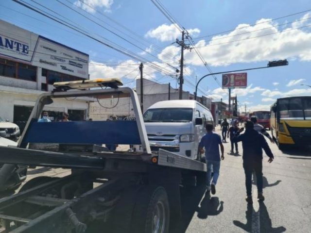 Detienen dos unidades que operaban como transporte colectivo sin documentación