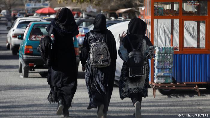 ONG’s suspenden operaciones en Afganistán después de que talibanes prohibieron trabajar a las mujeres