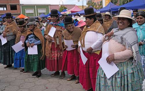 Indígenas de Bolivia reciben sus certificado de alfabetización