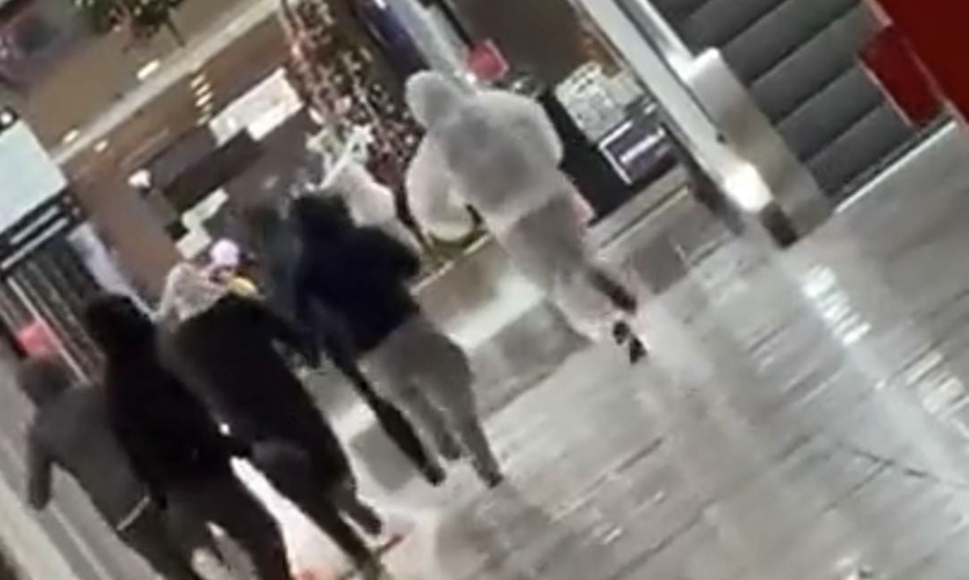 [VIDEO] Balacera en Mall Arauco Maipú: delincuentes irrumpieron armados y disparando al aire