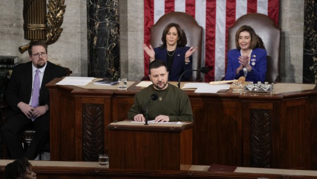 Zelenski genera risas en el Congreso de EE.UU.  tras afirmar que Ucrania no tiene suficiente artillería