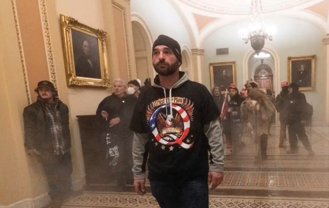 Dan 5 años de prisión a uno de los primeros asaltantes al Capitolio
