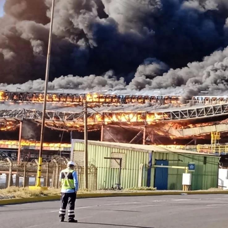Gigantesco incendio en Ventanas: Reiteran llamado a cerrar empresas contaminantes y terminar con las «zonas de sacrificio»