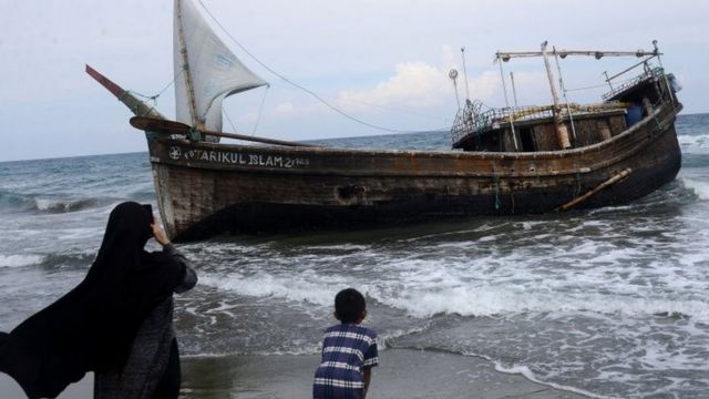 Encuentran a 60 musulmanes deshidratados en una playa de Indonesia luego de navegar más de un mes