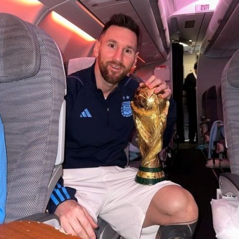 Messi comparte victoria en red social con copa del Mundo de Qatar