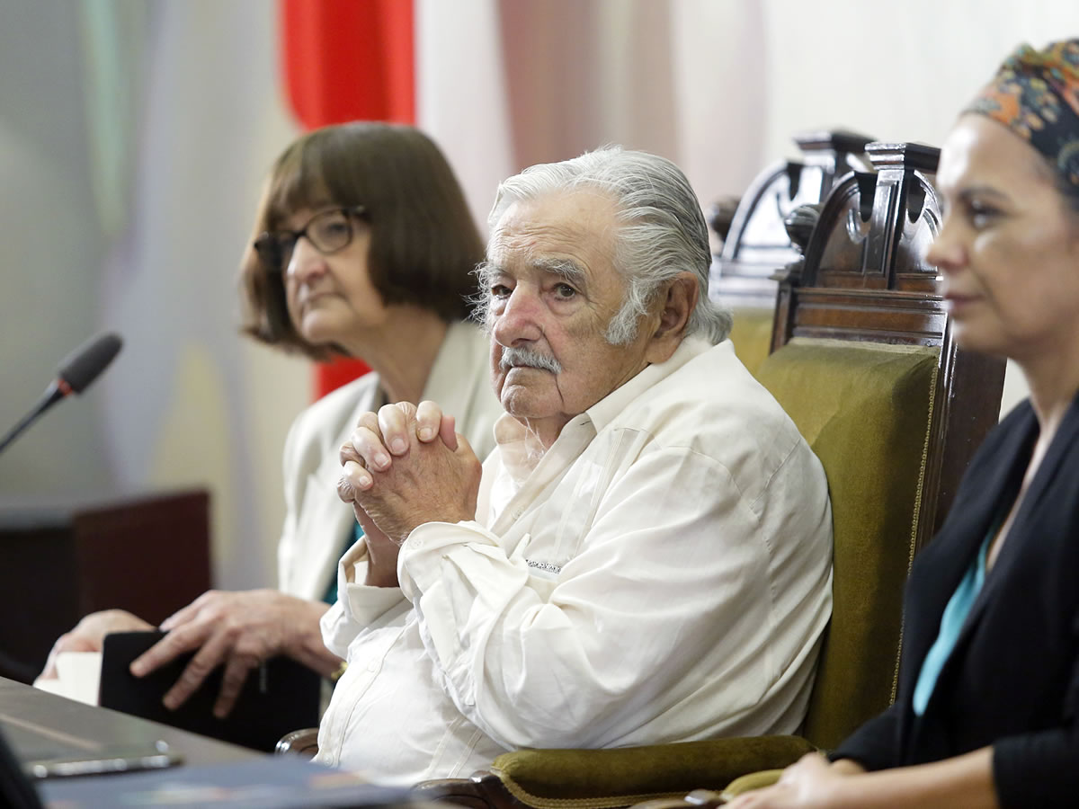 «Pepe» Mujica y su encuentro con estudiantes chilenos en Santiago: «No se queden solos, júntense»