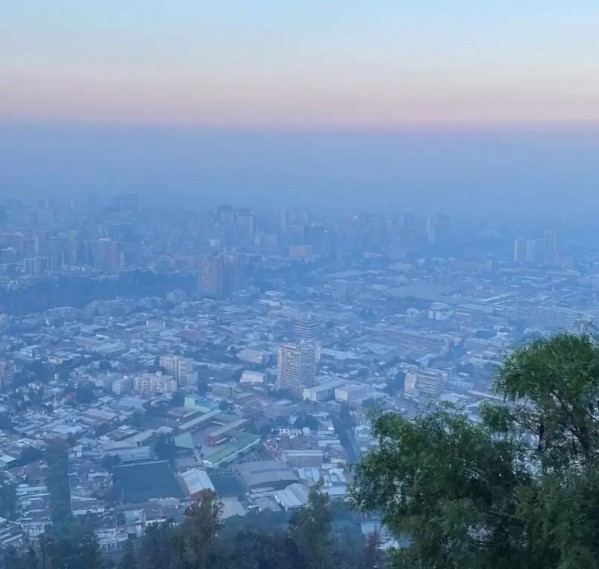 (FOTOS) Santiago en gris: la capital amanece bajo humo de incendios forestales y la contaminación llega a nivel de Alerta Ambiental