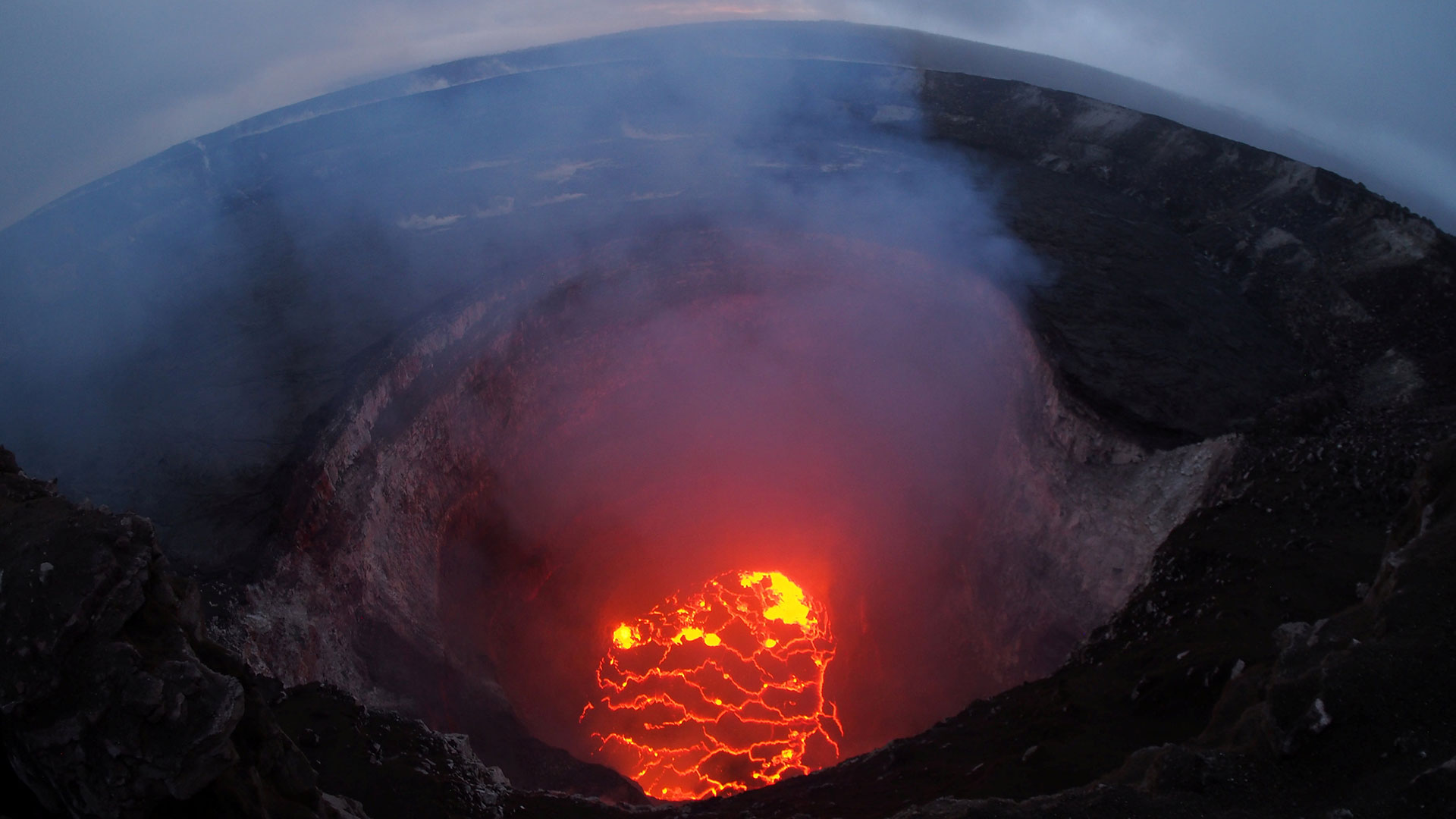 Hawaii: dos volcanes hacen erupción simultáneamente por primera vez en 40 años