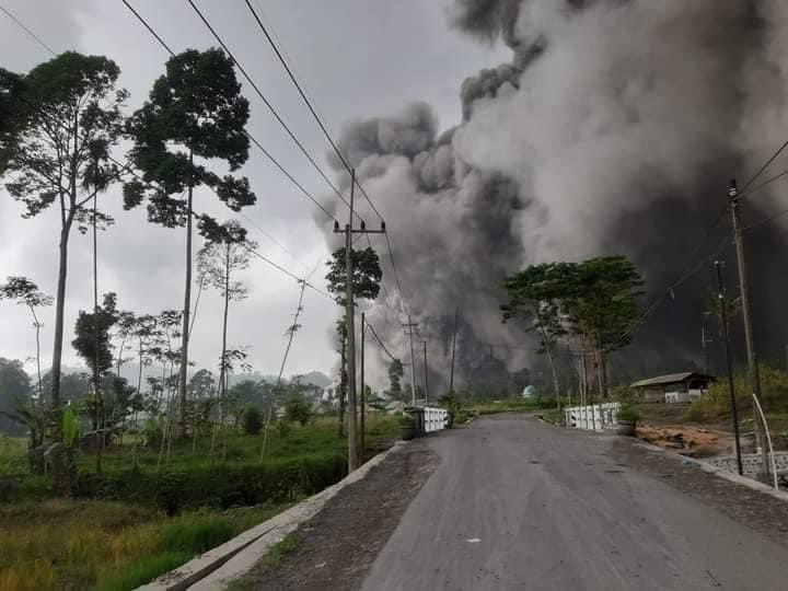 Volcán en Indonesia hace erupción y columna de 1.5 km alerta a habitantes