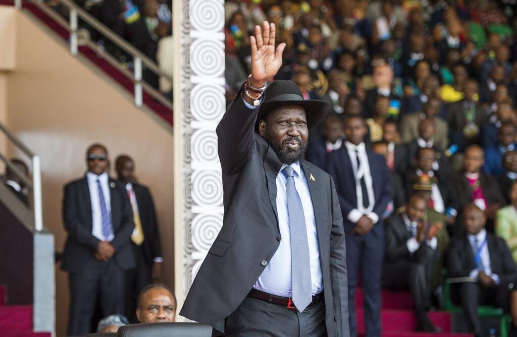 Cuestionan capacidad para gobernar del presidente de Sudán del Sur luego de orinarse encima durante evento