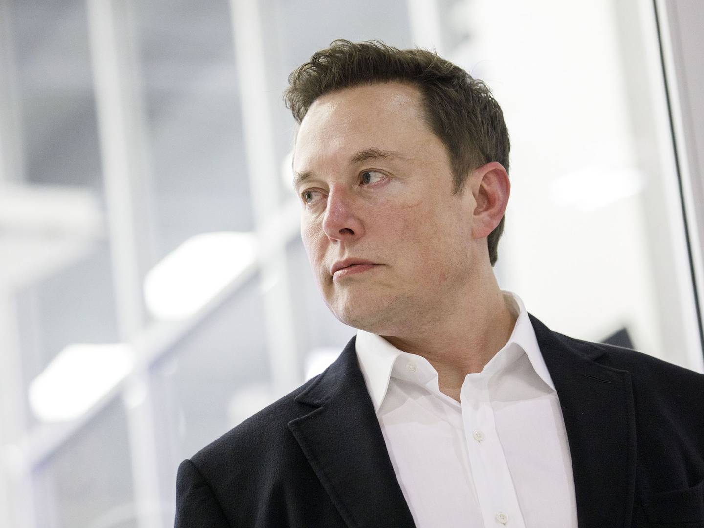 Musk vende acciones de Tesla por $3.600 millones y deja de ser el hombre más rico del mundo
