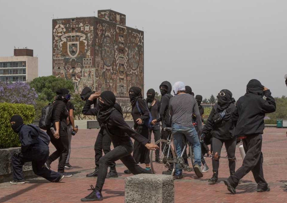 Encapuchados vandalizan oficinas de CU; UNAM condena los hechos