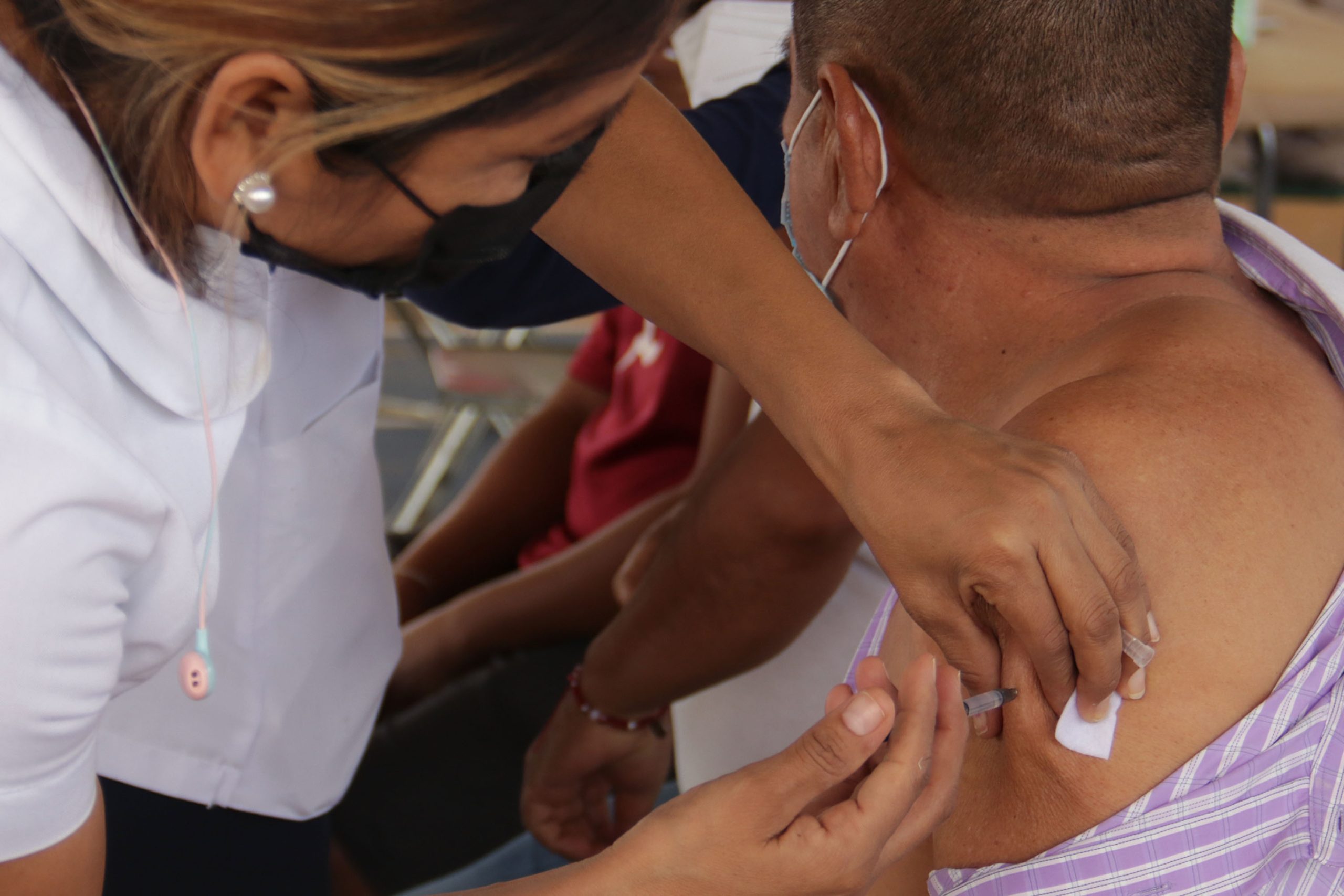 Continúa jornada de vacunación con buena afluencia en Puebla