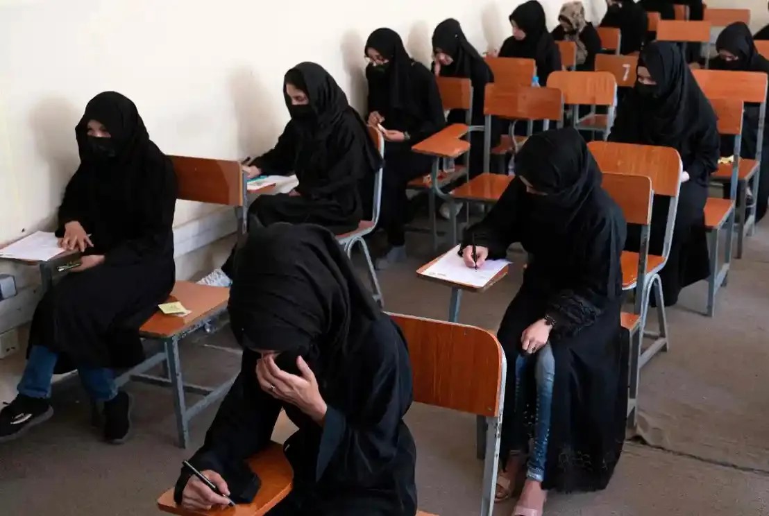 Pide ONU restablecer el derecho de las afganas a la educación superior