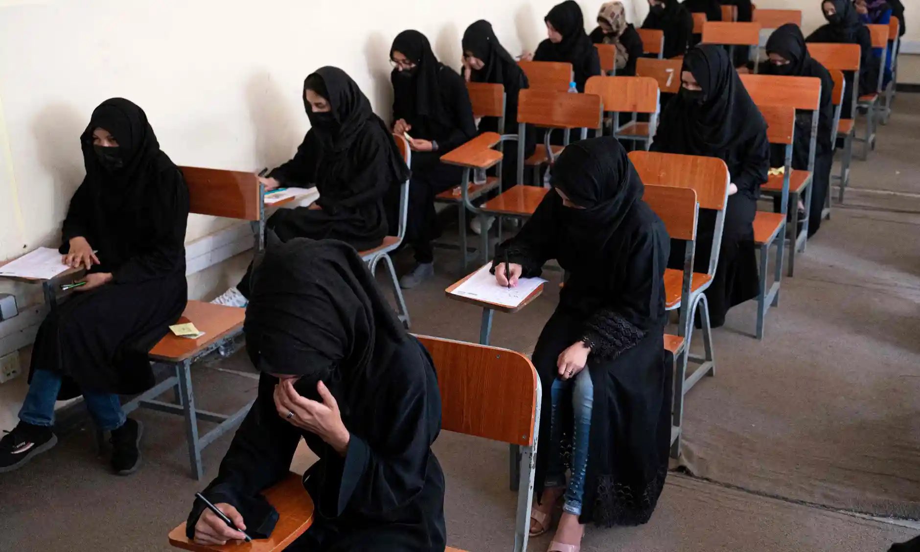 Policías armados impiden que mujeres afganas ingresen a las universidades