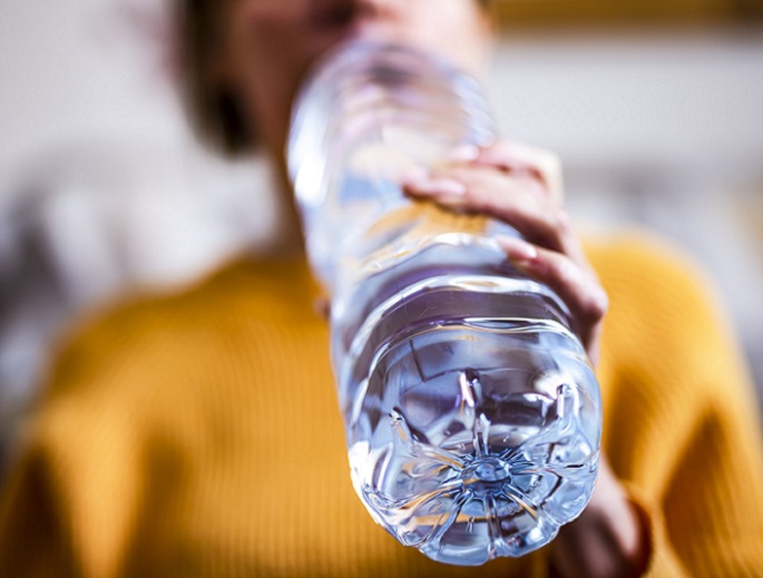 Empresa embotelladora vendió agua contaminada: deberá pagar indemnización por daños