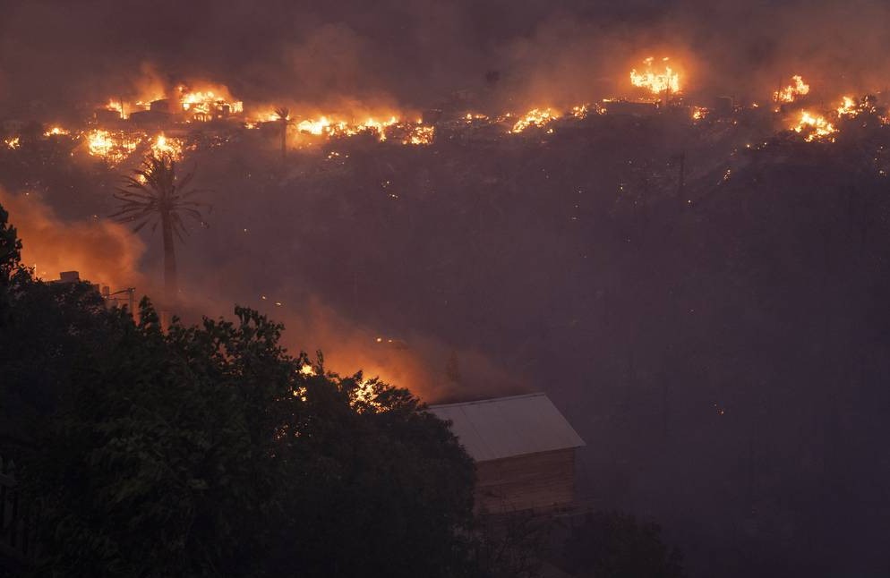 Declara Chile catástrofe en Viña del Mar por incendio forestal
