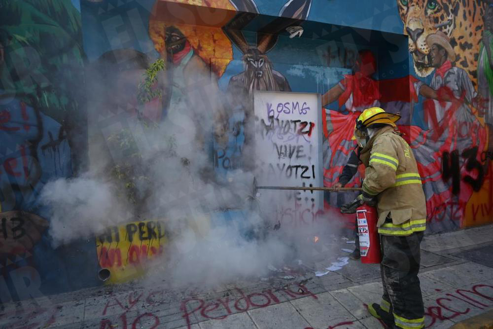 Incendian oficinas del PRD en Guerrero por muertes de estudiantes