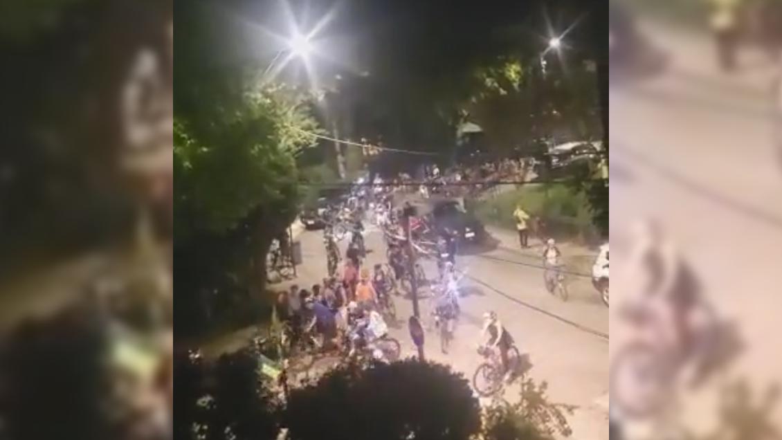 Ciclistas protestan contra partidos y Cristian Warnken por Acuerdo Constitucional hecho a espaldas de la ciudadanía