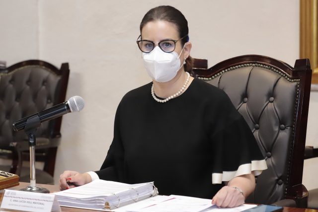 Ana Lucía Hill queda al frente del gobierno como encargada de despacho