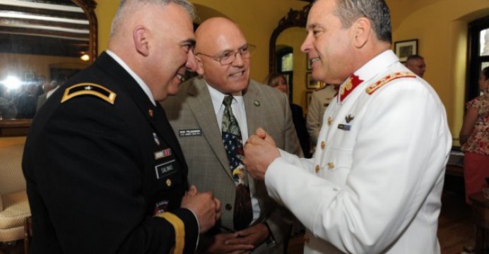 Ex general de Ejército Humberto Oviedo dialogando con militares de EE.UU.
