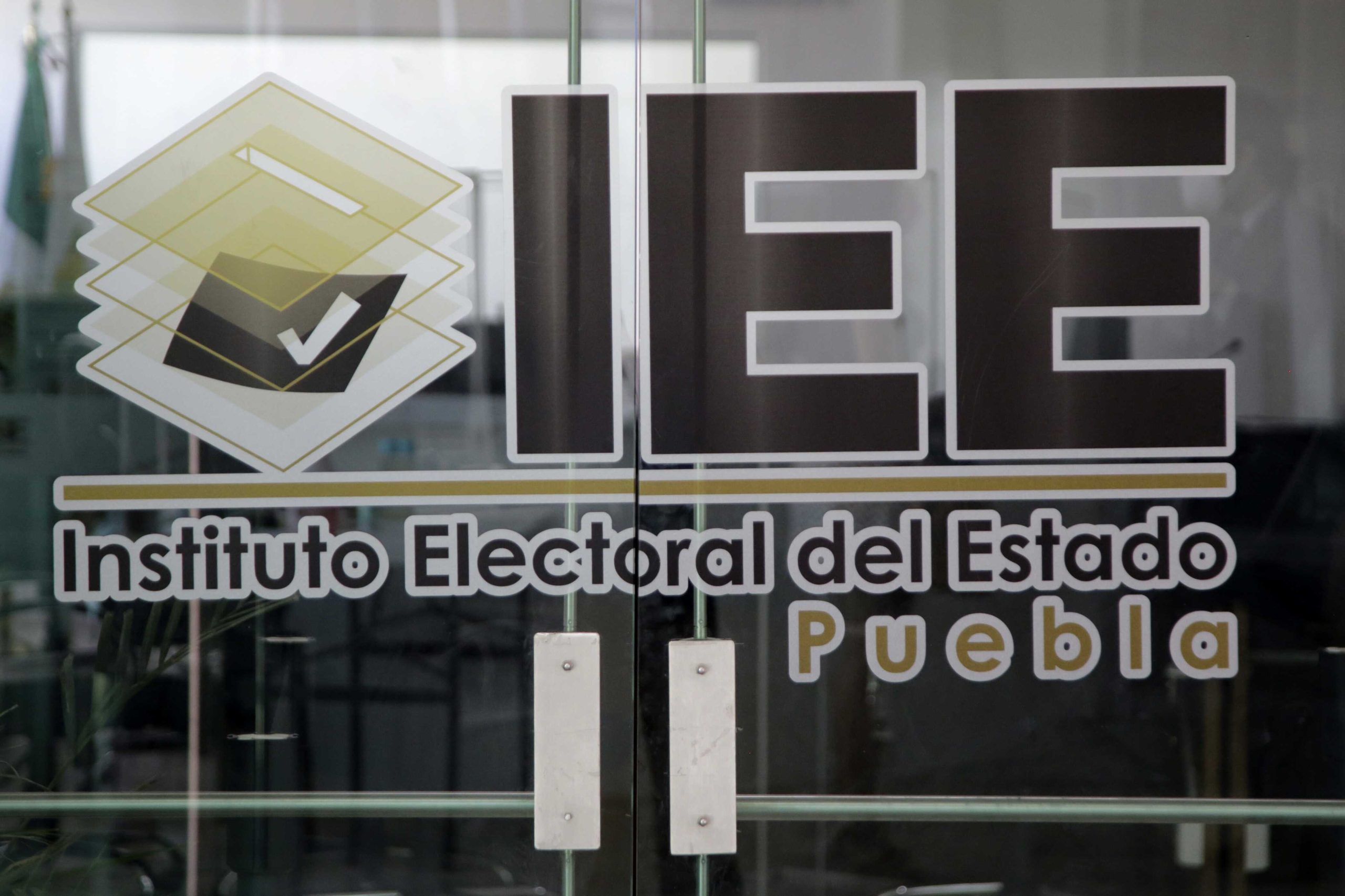 Destituye IEE de Puebla al secretario ejecutivo César Huerta Méndez