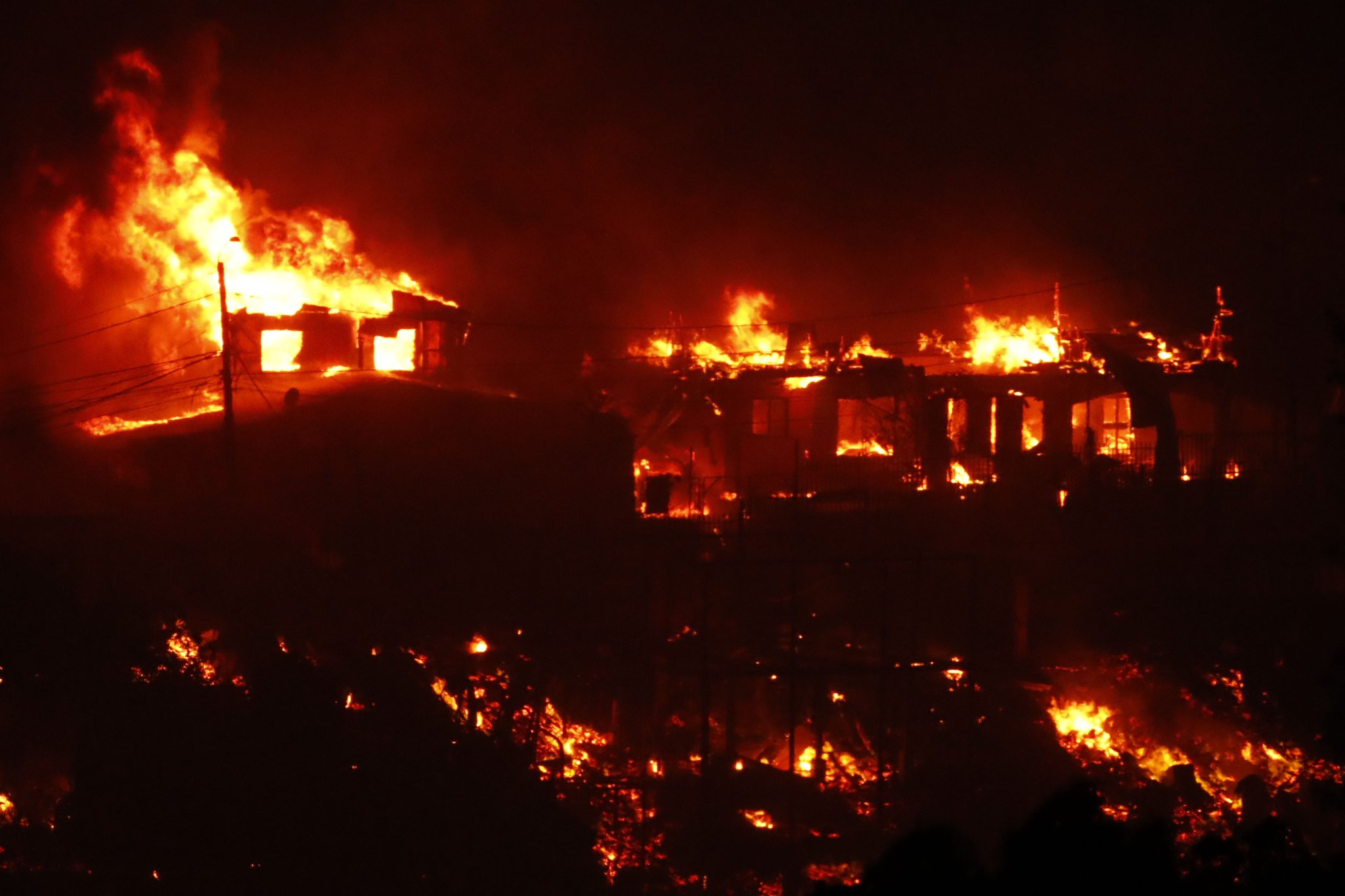 Más de 200 casas arrasadas por incendio en Viña del Mar: Fuego llegó hasta la Quinta Vergara