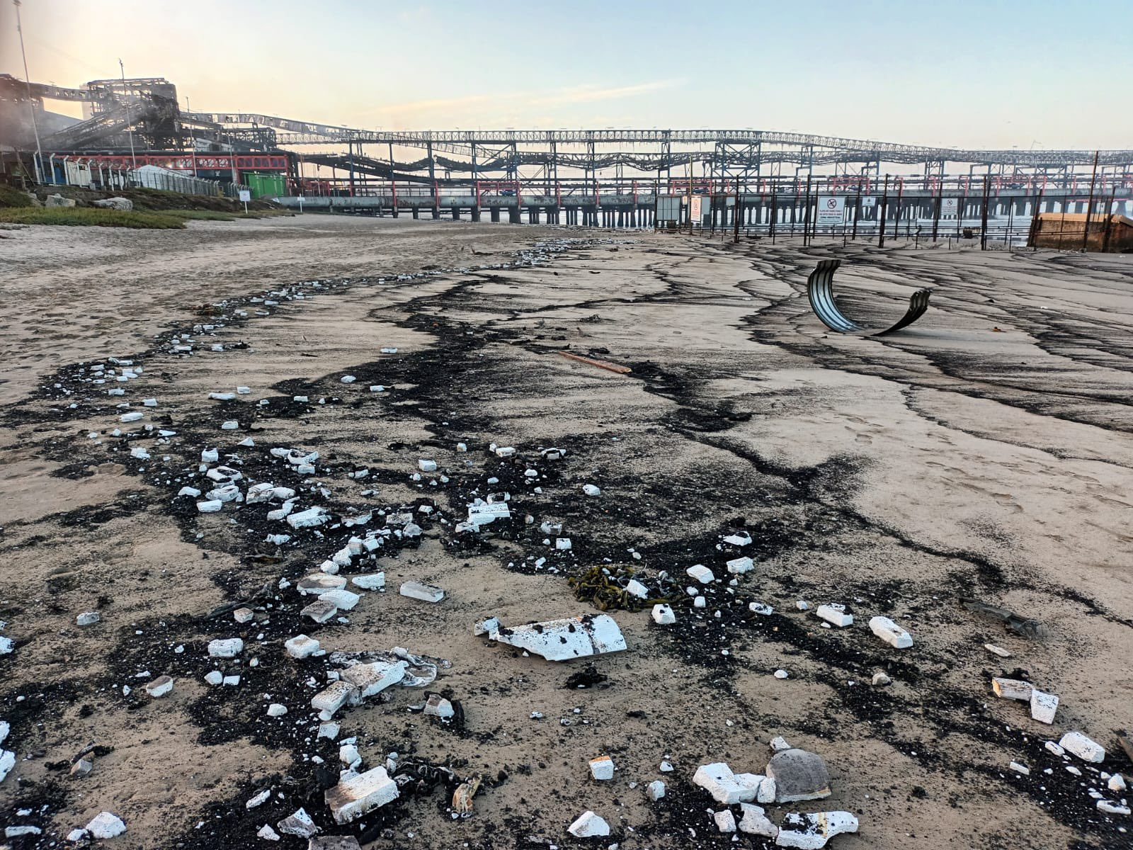 Playa de Ventanas amaneció con varamientos de carbón y otros deshechos tras incendio en el puerto