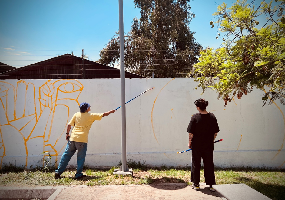 50 años del Golpe de Estado: Mon Laferte y Mono González pintan mural en el Estadio Nacional