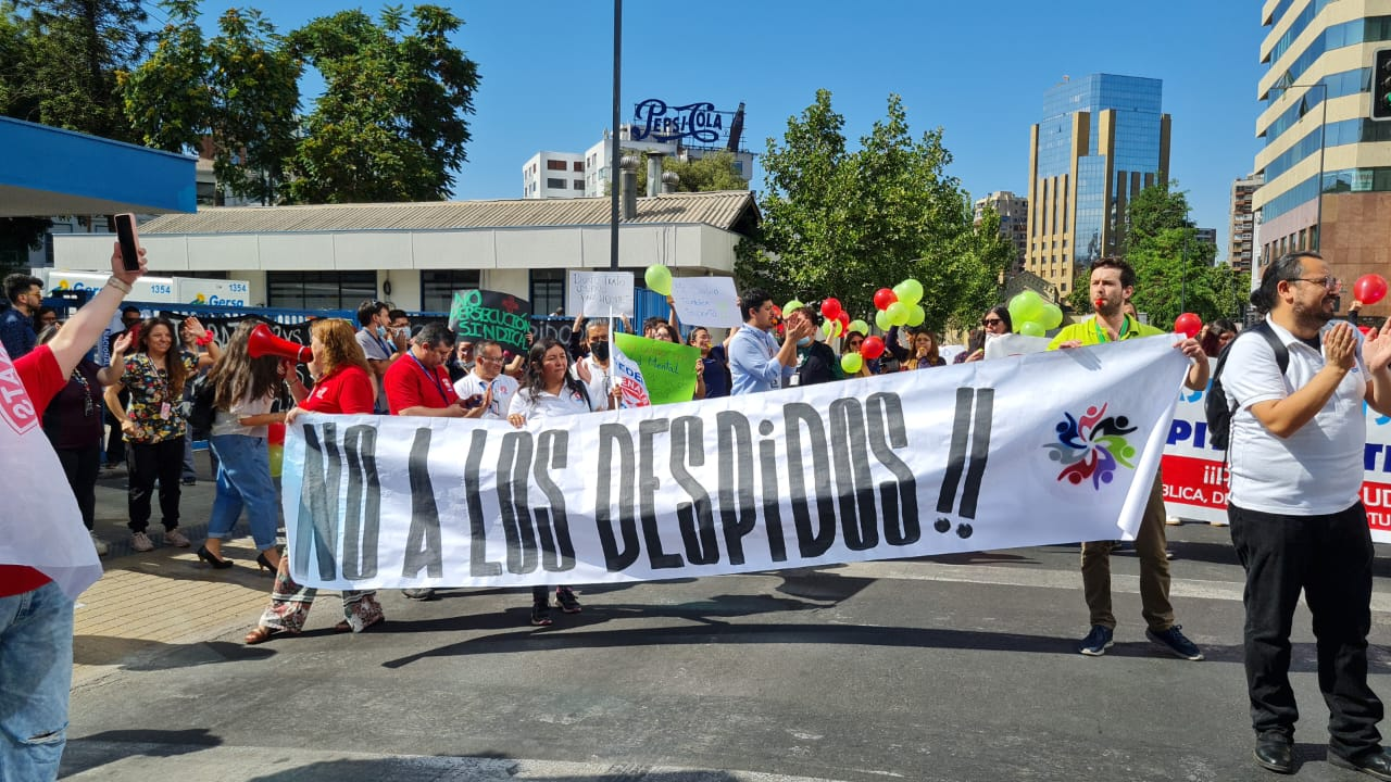 Fenats protesta en Hospital Metropolitano: Denuncian despidos injustificados y prácticas antisindicales (VIDEO)