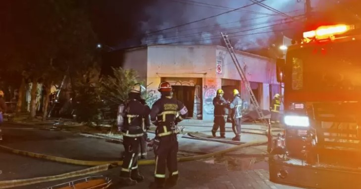 Tragedia en Santiago: Madre y sus dos hijos mueren en incendio